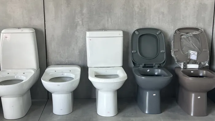 Bacias sanitárias em exposição