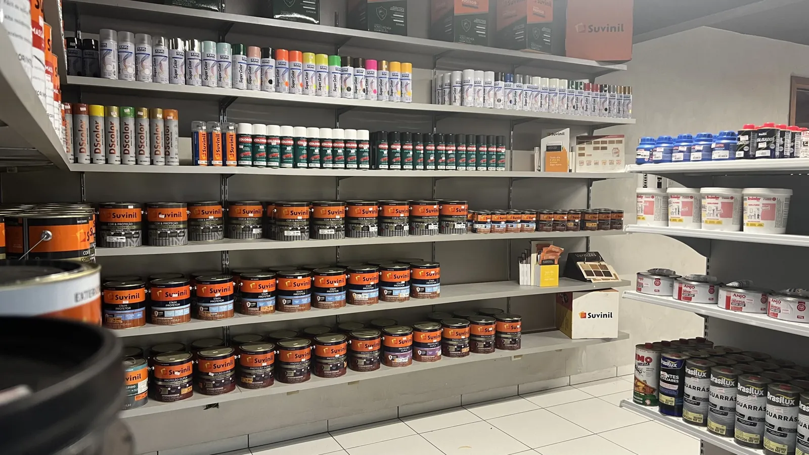 Gôndolas de tintas na loja Yucumã