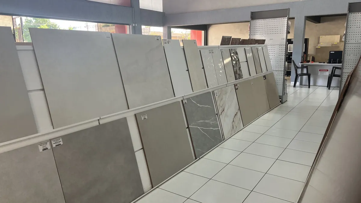 Corredor de porcelanatos da Yucumã